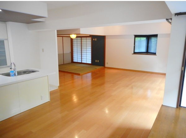 サムティレジデンス東山公園の居間・リビング