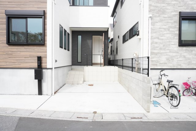 越谷市大字上間久里 未入居戸建の駐車場