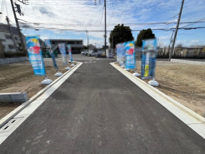 【前面道路含む現地写真】 | 土塔町　売土地　全１１区画 | 建築条件はございませんので、お好きなハウスメーカーや工務店をご利用可能です。