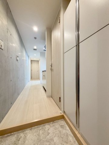 「防音マンション」ラシクラス新宿中井の玄関|収納もある玄関です