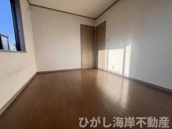 藤沢市鵠沼藤が谷４丁目　中古戸建の内装|新規リフォーム前　洋室6帖　別角度 