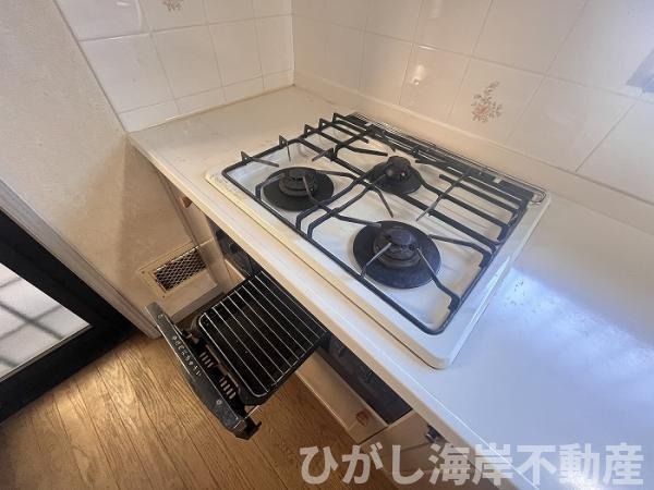 藤沢市鵠沼藤が谷４丁目　中古戸建のキッチン|新規リフォーム前　ガスコンロ 