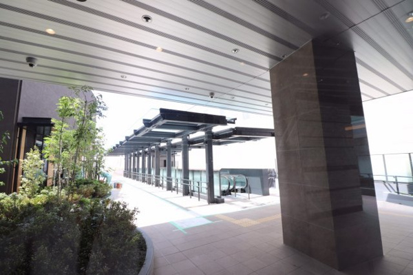 【エントランス】 | 【エントランスアプローチ】我が家への帰り道に緑の潤いを添えるガーデンスペース。