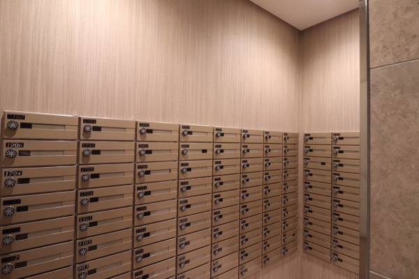 【その他共用部分】 | 【メールコーナー】シンプルなデザインで使いやすい郵便受けです。