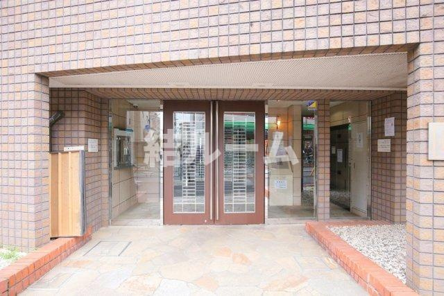 新宿区北新宿１丁目の賃貸マンションのエントランス