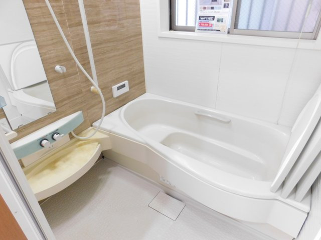 名古屋市中村区横井１丁目の中古一戸建の浴室|◇浴室◇　　追焚き給湯器付き　浴室・洗面・トイレには全て窓がついていて自然な明かりが入ります♪