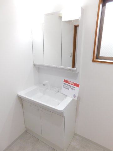 名古屋市中村区横井１丁目の中古一戸建の独立洗面台|◇洗面脱衣室◇　　シャワー付洗面化粧台　浴室・洗面・トイレには全て窓がついていて自然な明かりが入ります♪