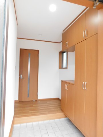名古屋市中村区横井１丁目の中古一戸建の玄関|◇玄関収納◇　　大容量の玄関収納付き♪　家族の靴などをしっかりと収納出来ます！