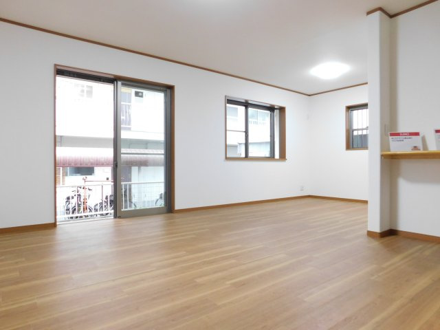 名古屋市中村区横井１丁目の中古一戸建の居間・リビング|◇リビング◇　　南面を含む３面採光で明るいリビング♪　陽当り良好で明るいリビングには自然と家族が集まります♪