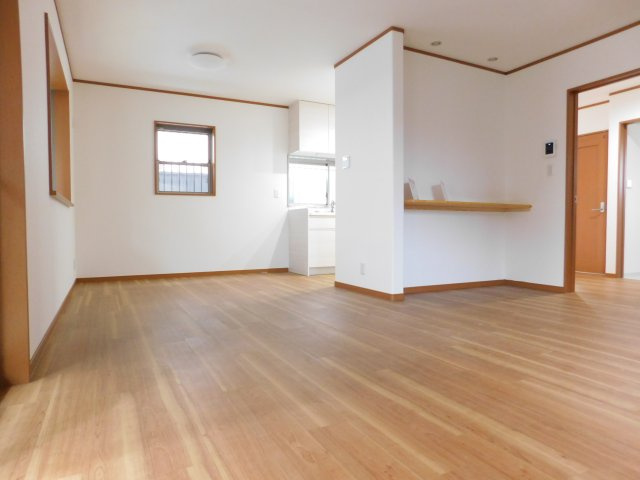 名古屋市中村区横井１丁目の中古一戸建の居間・リビング|◇リビング◇　　南面を含む３面採光で明るいリビング♪　ワイドなＬＤＫでダイニングスペースとリビングスペースをしっかりと分けることが出来ます♪