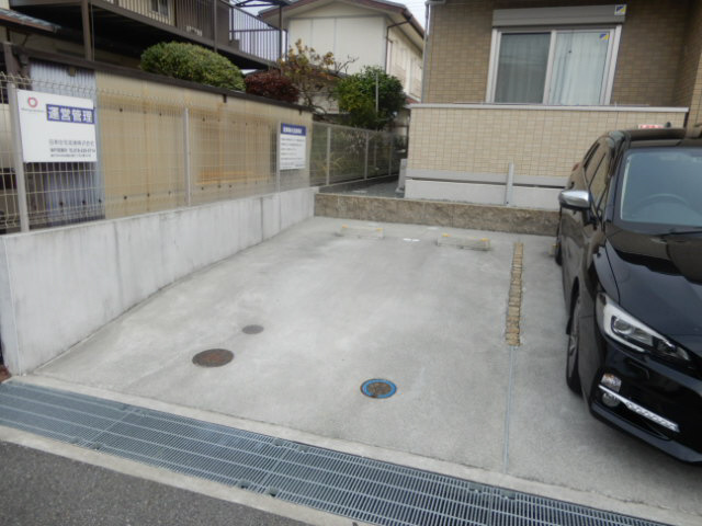 エルヴィータⅣの駐車場