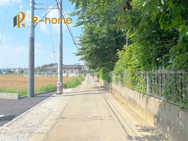 石岡市石岡第9　新築戸建て　1号棟の前面道路含む現地写真|『今から見たい！』大歓迎です♪
お気軽にＲ－ｈomeまでお問い合わせください。
