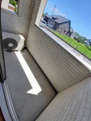 【バルコニー】 | キャッスルビーチ　Ｂ　2DKW | 広々としたバルコニーです