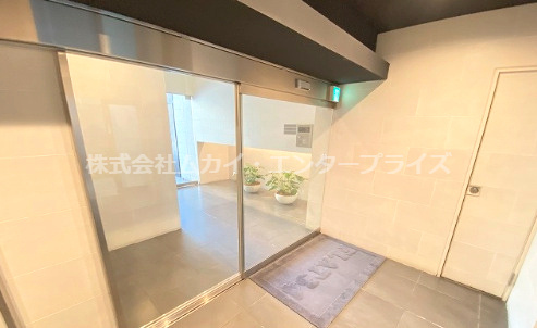FLAT34上本町のエントランス