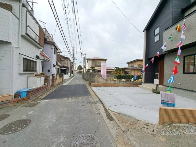 入間郡三芳町大字藤久保の新築一戸建の前面道路含む現地写真|周辺にはスーパーやコンビニなどの生活利便施設がそろっています。 周辺環境が豊富で生活しやすいお家をお求めの方におすすめです。