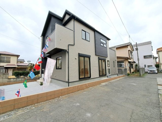 入間郡三芳町大字藤久保の新築一戸建の外観|表面をあえて凹凸にすることで、日が当たって陰影が生まれ表情ある外観となります。スタイリッシュでおしゃれな外観で毎日帰る家にときめきを。