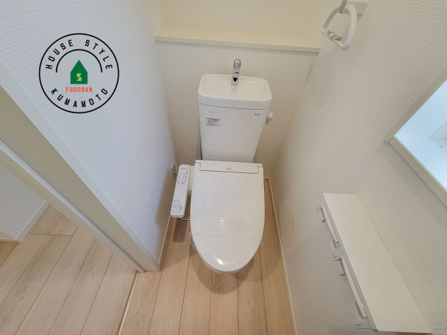 宇土市宮庄町第1-2棟（2号棟）の内観：施工例|トイレ・ウォシュレット付。快適で衛生的な洗浄機能付温水シャワートイレです。収納や手すりもついてます。