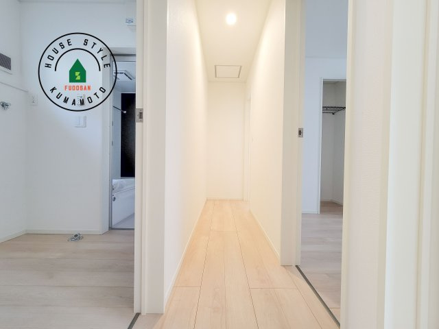 宇土市宮庄町第1-2棟（2号棟）の内装|平屋はワンフロアしかないため、部屋と部屋の距離が近くなります。 生活音の緩衝材として廊下を活用するのがおすすめです。