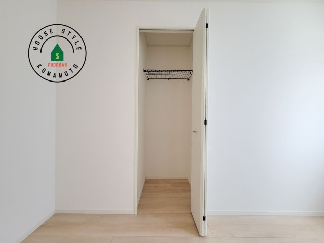 宇土市宮庄町第1-2棟（2号棟）の収納|【WIC（ウォークインクローゼット）】 たくさんの洋服をかけてもシワになりにくいウォークインクローゼット。洋服以外にも、普段使わない家電やスーツケース、ストック品など何でも片付く嬉しい空間です。