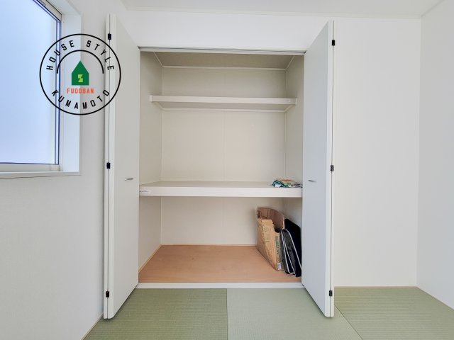 宇土市宮庄町第1-2棟（2号棟）の収納|壁面クローゼットのメリットは、衣類が横一列に並ぶためひと目で洋服が選びやすいこと。衣類をたくさんお持ちの方も、限られたスペース内に無理なく収納することができます。