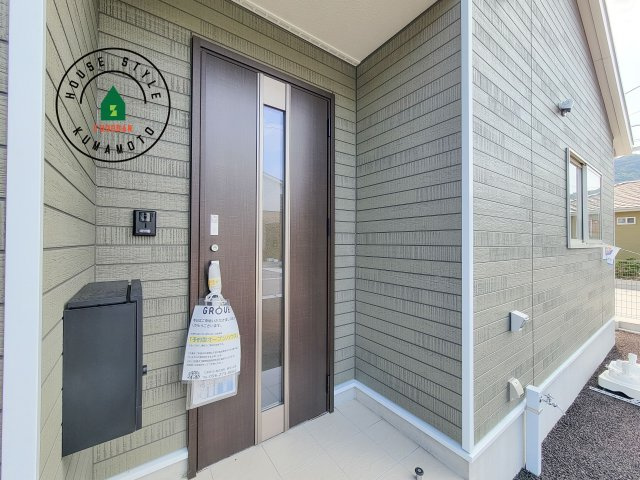 宇土市宮庄町第1-2棟（2号棟）の玄関|地盤調査済 / 玄関へ向かうまでのアプローチに漂う上質が期待感をもたせます。玄関は建物の顔。落着きを醸し出した自己主張が心に訴えてきます。