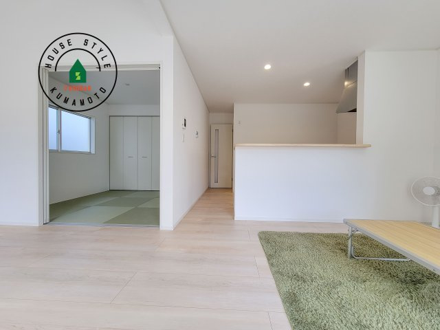 宇土市宮庄町第1-2棟（2号棟）の居間・リビング|明るく開放的なリビングダイニングは豊かな陽光が注ぎ込み、やすらぎの空間を演出してくれます。ご家族で楽しいひとときをお過ごし下さい。