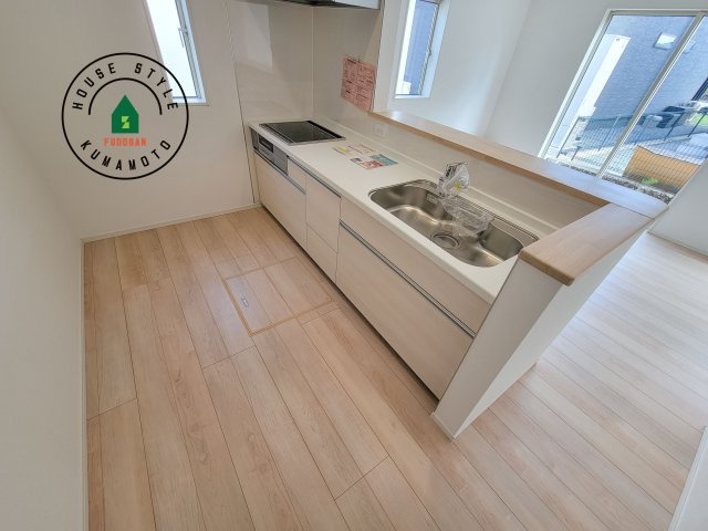 宇土市宮庄町第1-2棟（2号棟）のキッチン|忙しい朝でも家族揃って食事をしたいゆとりあるダイニングスペース。