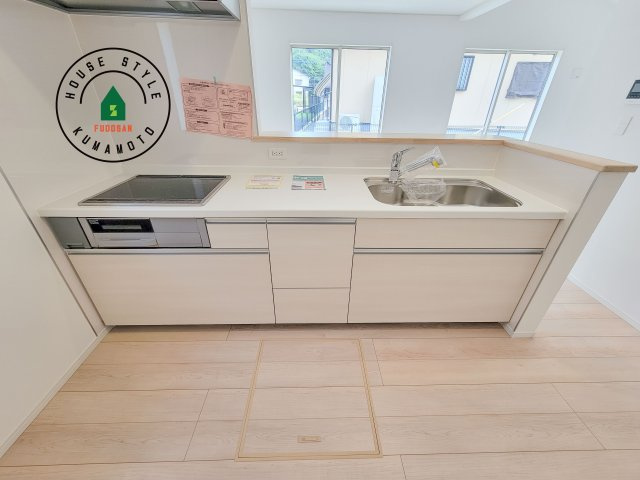 宇土市宮庄町第1-2棟（2号棟）のキッチン|カウンターキッチンなら、リビングで遊ぶ子供の様子を見ながら料理ができるので安心です。料理を運んでもらったり、子供にお手伝いしてもらいやすいのもいいですね。