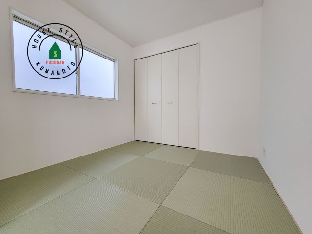 宇土市宮庄町第1-2棟（2号棟）の和室|和室を上手に活用すると暮らし方の幅が広がります。例えば普段は開け放して、子供の小さいうちはお昼寝や遊びのスペースに。畳はソフトなので転んでもケガをしにくく安心です