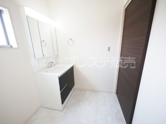 【洗面所】 | 奈良市宝来３丁目の新築一戸建 全９区画 | 現地写真（９号地洗面）シャワー付き洗面化粧台