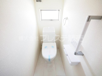 【トイレ】 | 奈良市宝来３丁目の新築一戸建 全９区画 | 現地写真（９号地１階トイレ）温水洗浄便座を標準装備！