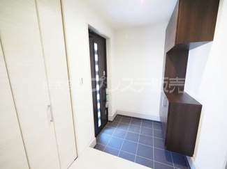 【玄関】 | 奈良市宝来３丁目の新築一戸建 全９区画 | 現地写真（９号地玄関）電子ロック＆ディンプルキーを標準装備！