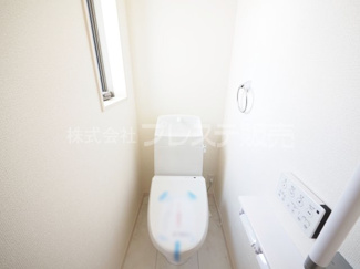 【トイレ】 | 奈良市宝来３丁目の新築一戸建 全９区画 | 現地写真（９号地２階トイレ）温水洗浄便座を標準装備！