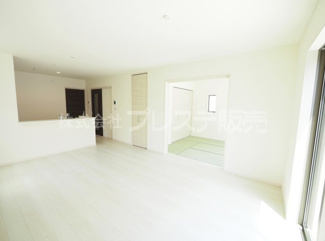 【居間・リビング】 | 奈良市宝来３丁目の新築一戸建 全９区画 | 現地写真（９号地リビング）南向きですので、陽あたり良好です♪