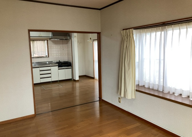 【居間・リビング】 | 直線タイプはLとDKを一直線に並べた形で対面キッチンのタイプです。一般的なのでよく見かけるかもしれません。直線タイプに似た直接アイランドタイプは、キッチンとダイニングの間に壁がない分広く感じられます。