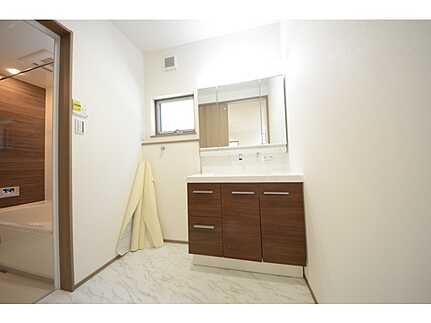 広島市東区上温品4丁目　新築一戸建ての独立洗面台