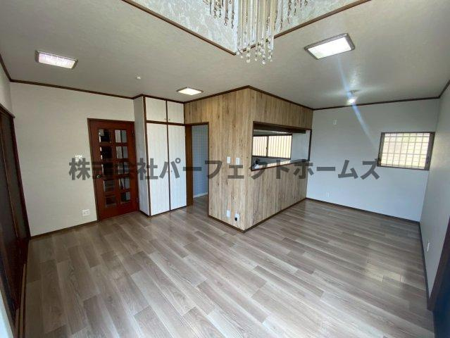 香里ヶ丘11丁目戸建　賃貸の居間・リビング|ゆったりとした居間です