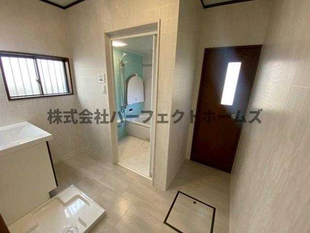 香里ヶ丘11丁目戸建　賃貸の洗面所|明るい洗面所です