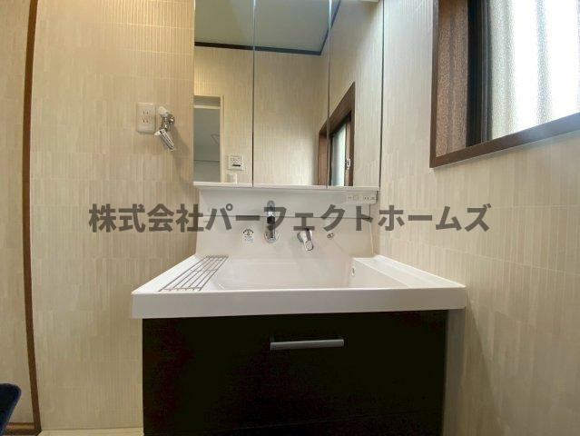 香里ヶ丘11丁目戸建　賃貸の独立洗面台|独立洗面台で身支度をすべて済ませてしまいましょう