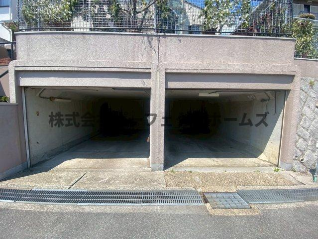 香里ヶ丘11丁目戸建　賃貸の駐車場|車をお持ちの方に嬉しい駐車場付きの物件です