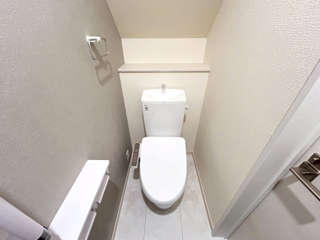 リーブルガーデン　一宮市今伊勢町本神戸　全6区画分譲のトイレ|超表面平滑加工とイオンパワーの「セフィオンテクト」加工で、汚れが付きにくく落ちやすい仕様で清潔です。
便器にフチがないので汚れが隠れて見えない部分がありません。お手入れがとってもラクラクです。