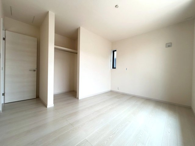 リーブルガーデン　一宮市今伊勢町本神戸　全6区画分譲の洋室|全居室にたっぷり収納できる大型クローゼット、居室部分の窓ガラスには間に空気層を設けたペアガラスを採用。
高い断熱性と共にガラス面の結露対策にも効果を発揮します。