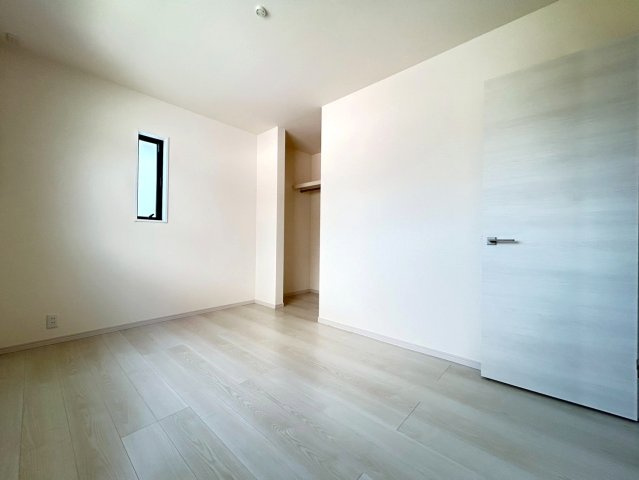 リーブルガーデン　一宮市今伊勢町本神戸　全6区画分譲の洋室|全居室にたっぷり収納できる大型クローゼット、居室部分の窓ガラスには間に空気層を設けたペアガラスを採用。
高い断熱性と共にガラス面の結露対策にも効果を発揮します。