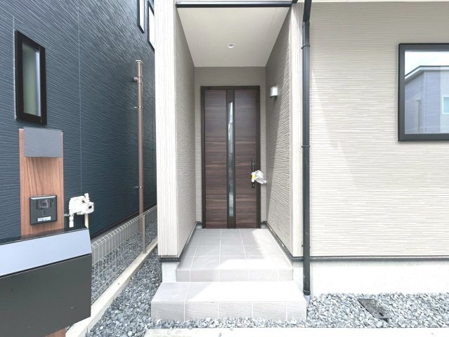 リーブルガーデン　一宮市今伊勢町本神戸　全6区画分譲の玄関|【ピッキング防止機能付き玄関ドア錠】玄関ドアの鍵は上下に２つあり、内側の下段は脱着サムターンキー。
鍵を不正に開錠されても、もう１つの鍵でピッキングを防ぎます。防犯性の高い仕様になっています。