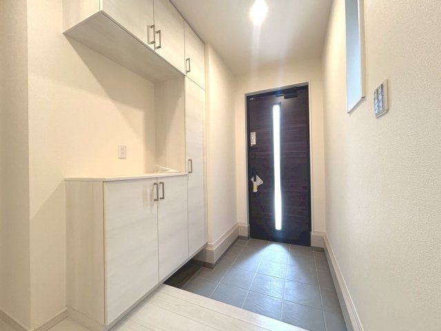 リーブルガーデン　一宮市今伊勢町本神戸　全6区画分譲の玄関|大容量のシューズ収納付きで玄関周りもすっきり！玄関ドアからの光が玄関ホールを明るくしてくれます。