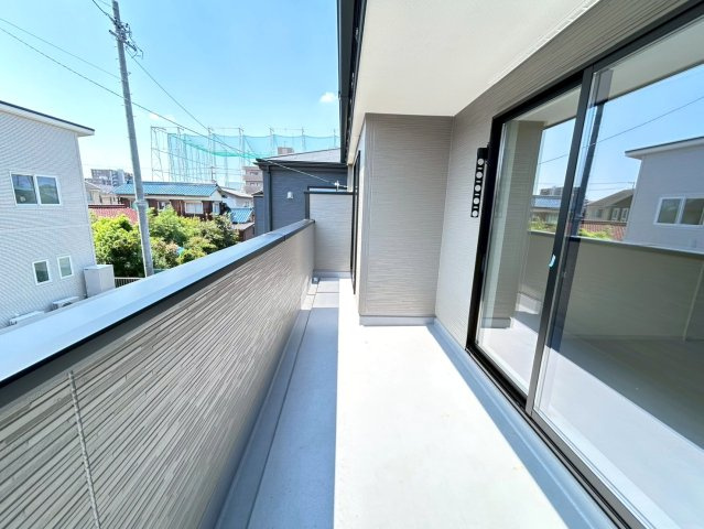 リーブルガーデン　一宮市今伊勢町本神戸　全6区画分譲のバルコニー|バルコニーは南向きで洗濯物もよく乾きます！強度と表面積硬度を持つFPRで防水しています。