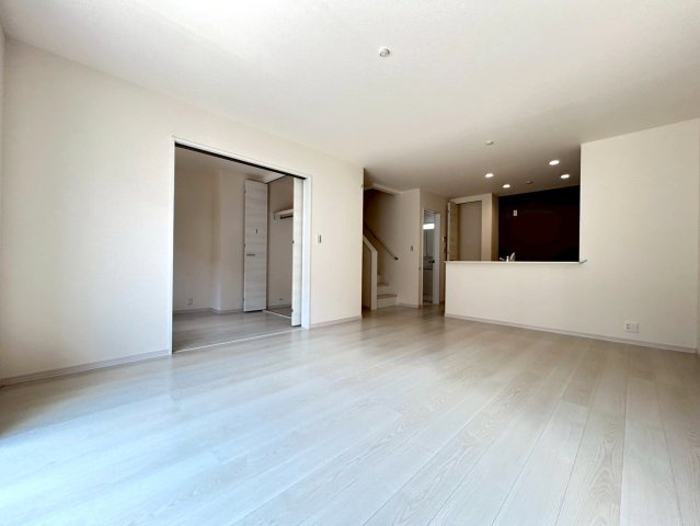 リーブルガーデン　一宮市今伊勢町本神戸　全6区画分譲の居間・リビング|明るい日差しをふんだんに取り込んだリビングダイニングは家族の笑顔につつまれた素敵な空間になります。
一建設の家は精度が高く丈夫な工法を採用し、「住宅トップランナー基準」に対応しています。