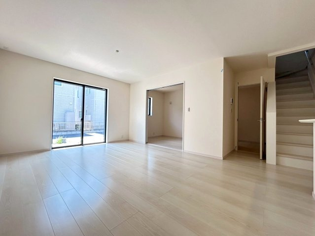 リーブルガーデン　一宮市今伊勢町本神戸　全6区画分譲の居間・リビング|明るい日差しをふんだんに取り込んだリビングダイニングは家族の笑顔につつまれた素敵な空間になります。
一建設の家は精度が高く丈夫な工法を採用し、「住宅トップランナー基準」に対応しています。