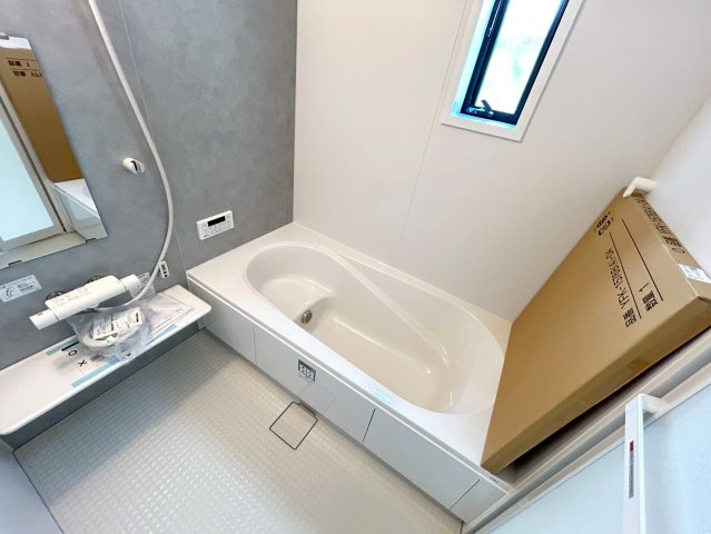 リーブルガーデン　一宮市今伊勢町本神戸　全6区画分譲の浴室|明るく清潔感がある浴室。浴槽は環境にやさしい節水タイプ。浴槽内ステップで半身浴、親子入浴も安心です。
洗い場の床は乾きやすく滑りにくい快適仕様、水はけが良くカビの発生を軽減できます。
