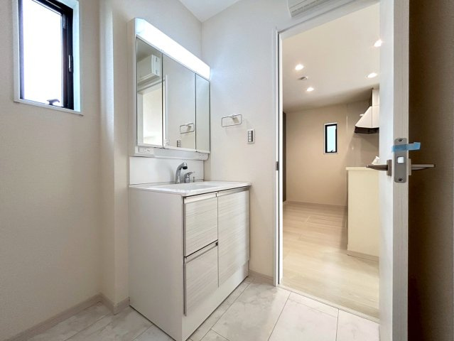 リーブルガーデン　一宮市今伊勢町本神戸　全6区画分譲の独立洗面台|洗面化粧台 幅 750mm、軽く割れにくい洗面ボールと場所をとらないコンパクト設計の本体キャビネットです。
ミラー扉の内側は全て収納スペースです。リフトアップシャワーを採用し両手が自由に使えます